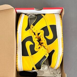 Nike Dunk High Iowa color way Yellow and Black size 9